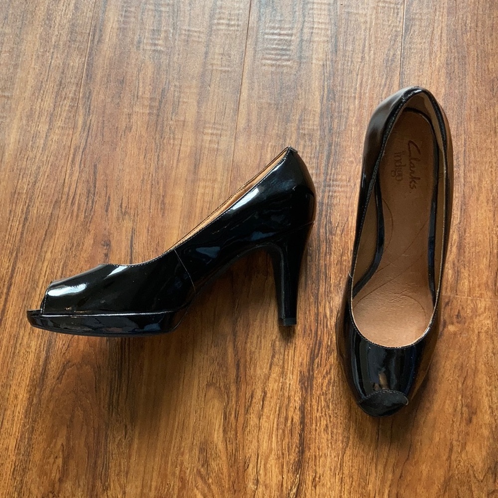 Clarks indigo black patent leather peep toe heels size 8